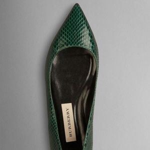New BURBERRY Pointed Toe Green Snakeskin Flats 8